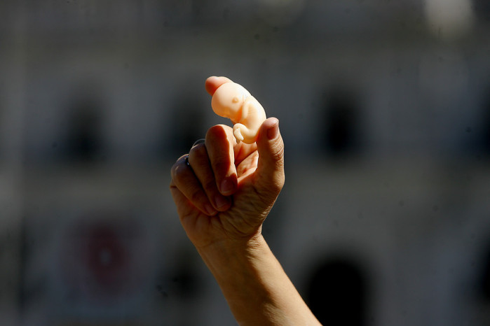 Impactante campaña con fotos explícitas de un aborto sorprende a transeúntes