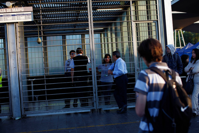Incendio en estación Moneda obliga a cerrar las líneas 1, 2 y 5 del metro