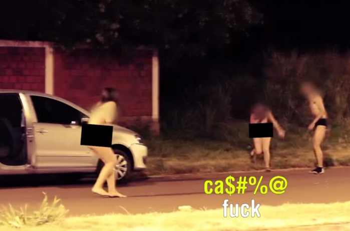 Trío sexual dentro de auto termina en un gran susto y bochorno