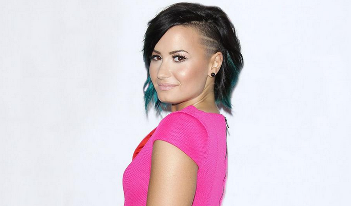 Bochornosa caída sufrió la cantante Demi Lovato en presentación en vivo