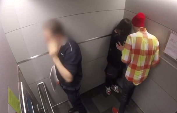 Hombre finge atacar a su pareja en un ascensor para ver cómo reaccionan los demás