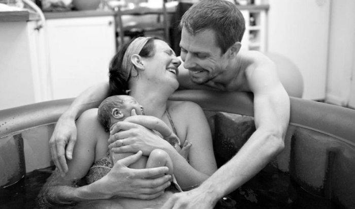 Polémica: Bloquean a madre en Facebook por subir foto de parto en el agua