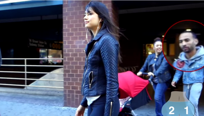 Bella mujer graba en secreto a hombres mirando su trasero por una buena razón