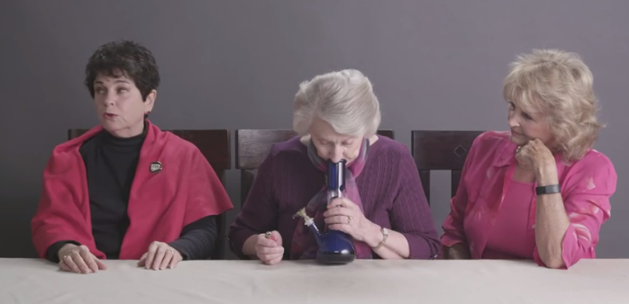Video muestra la reacción de tres abuelitas probando marihuana por primera vez