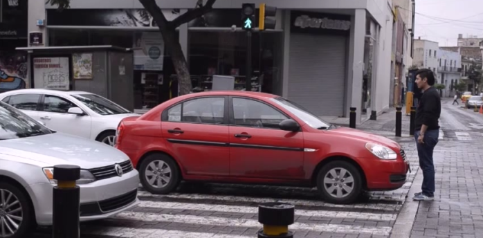 Enojado peatón se venga de conductores atravesados en pleno paso de cebra