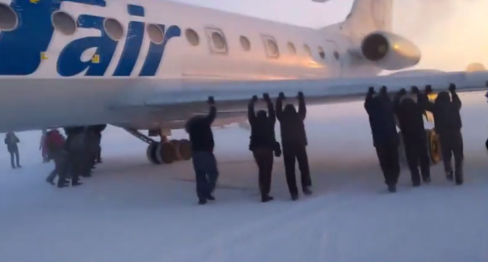 ¡Insólito!: Pasajeros empujan su avión para que pueda despegar