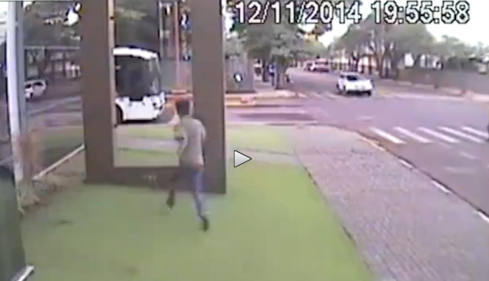 Chascarro: Joven apurado no advierte la presencia de un particular obstáculo