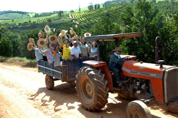 Periodista de Mega quedó loco en poblado habitado por casi puras solteras