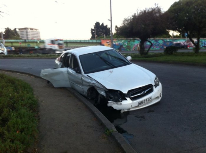Joven resulta decapitado tras estrellarse auto en rotonda de San Pedro de la Paz