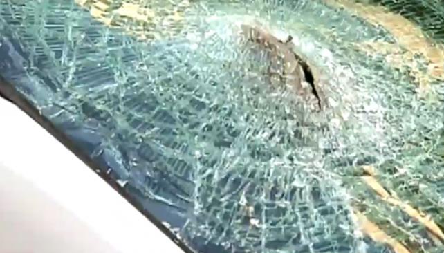 Hombre ataca a hachazos un auto que bloqueaba su casa