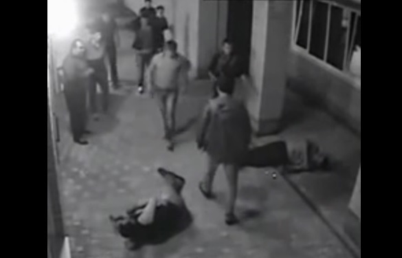 Boxeador barre el piso con asaltantes que intentaron molestar a su novia