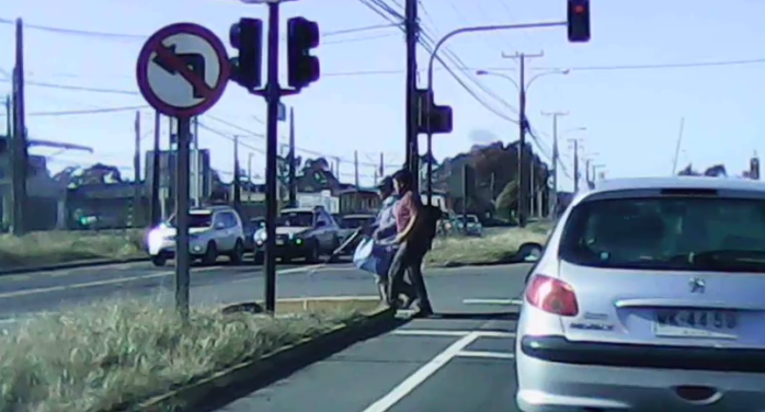 Solidario conductor ayuda a no vidente a cruzar concurrida autopista de Concepción