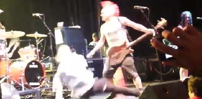 Vocalista de banda punk rock patea en la cara a fanático que se sube al escenario