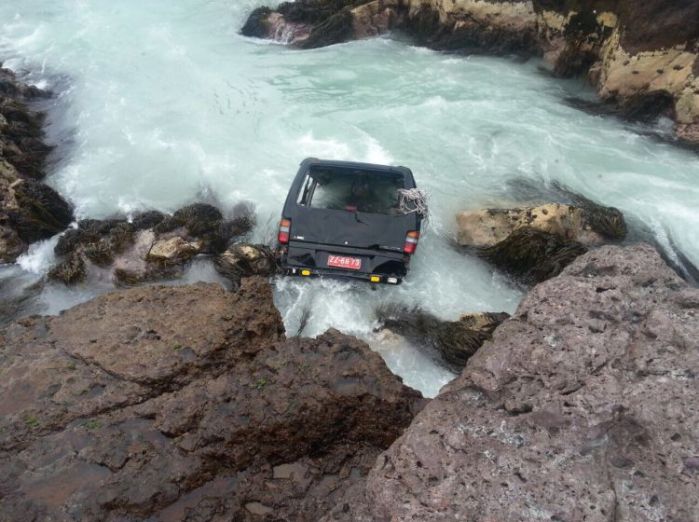 Hombre intentó suicidarse saltando al mar con su hijo de 8 años arriba del auto