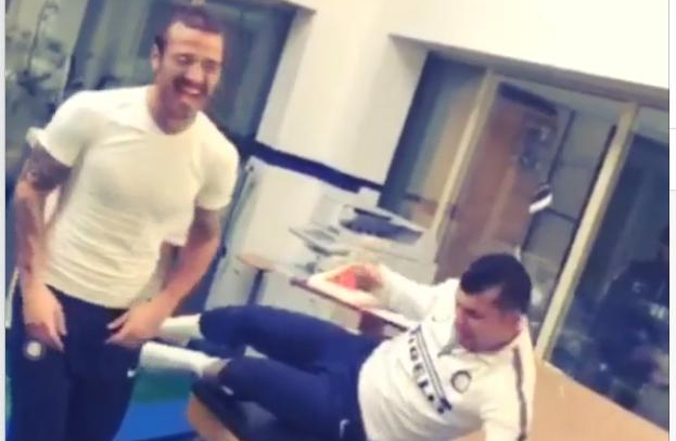 Lápiz explosivo: Pesada broma le hicieron a Medel sus compañeros del Inter