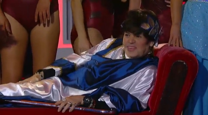 El inesperado beso de Gonzalo Cáceres a un participante de Mister Teletón