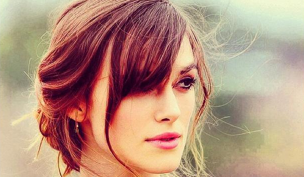 Actriz de Piratas del Caribe posa en topless en protesta al uso excesivo de Photoshop