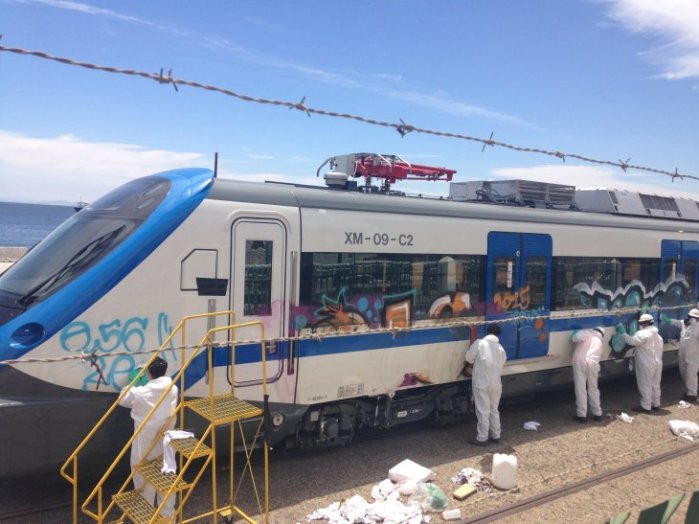 Vagones del Metro Expreso Santiago recién desembarcados son rayados con graffitis