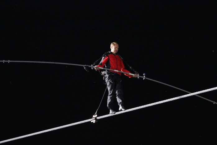 Equilibrista bate dos récords al cruzar de un edificio a otro con los ojos vendados