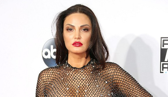 Cantante acaparó todas las miradas tras asistir semi desnuda a los AMAs