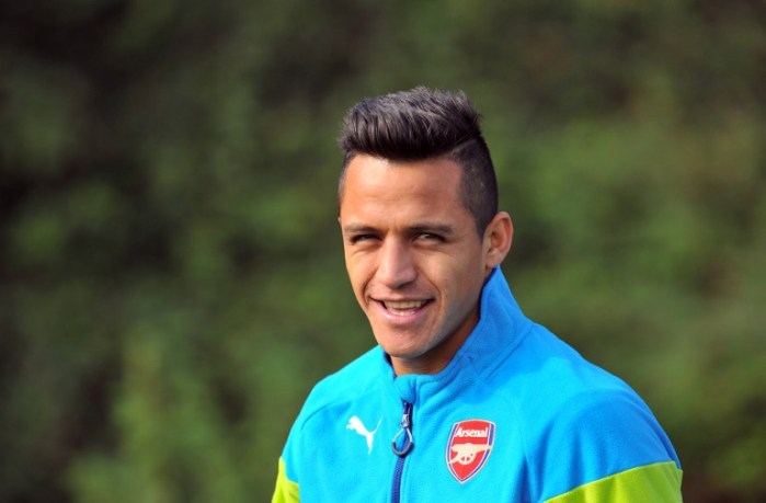Un relajado Alexis Sánchez pelusea en la previa de Arsenal vs. Southampton