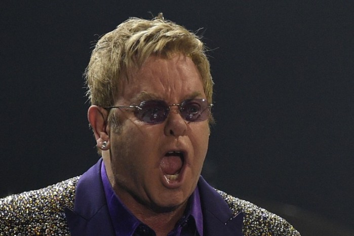 Vergonzosa caída de Elton John en torneo de tenis ya es viral en Internet