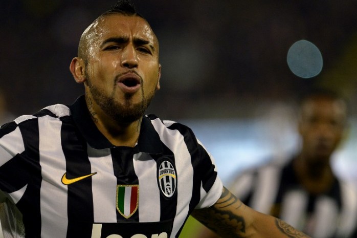 Tres futbolistas extranjeros de lujo invitó Vidal a su matrimonio