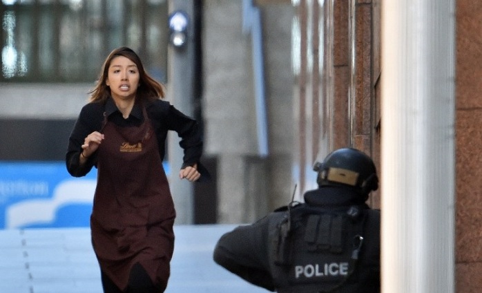 Indignación por desubicados turistas: Se tomaron selfies durante secuestro de Sidney