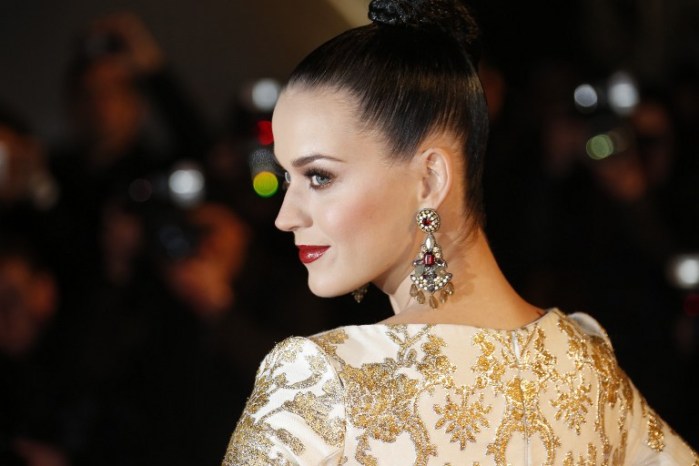 Katy Perry deslumbra con espectacular figura en nueva campaña de moda