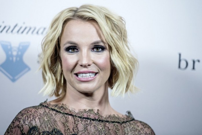 Excesivos retoques: Britney Spears y su photoshopeada portada de revista
