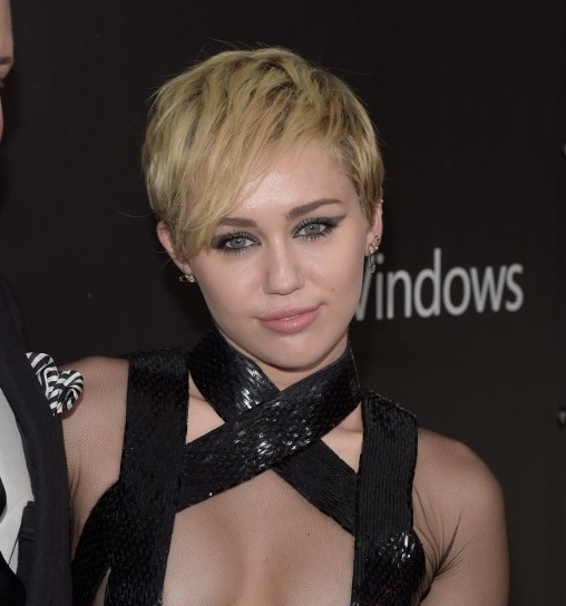 En bata, sin maquillaje y fumando marihuana: Así pillaron a Miley Cyrus en balcón de hotel