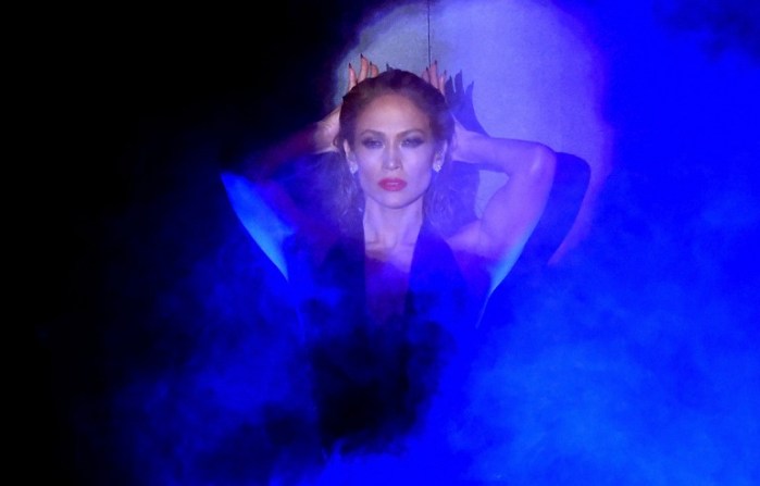 Jennifer Lopez dejó la escoba con escote de infarto en entrega de premios