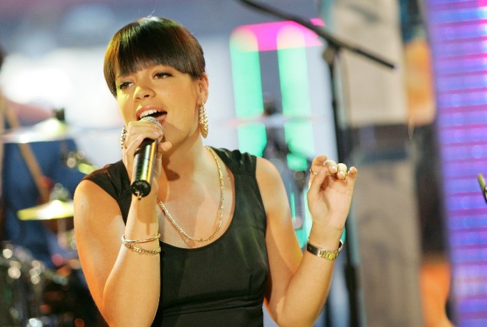 Popular cantante inglesa sorprende reapareciendo flaca y desgastada