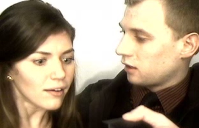 Así reacciona una mujer cuando le piden matrimonio en una cabina de fotos