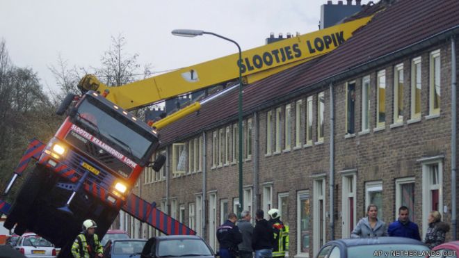‘Tierna’ propuesta de matrimonio terminó con grúa clavada en un edificio