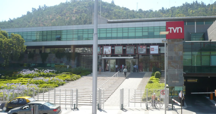 Grúa de MEGA no para: Recluta a galán de TVN