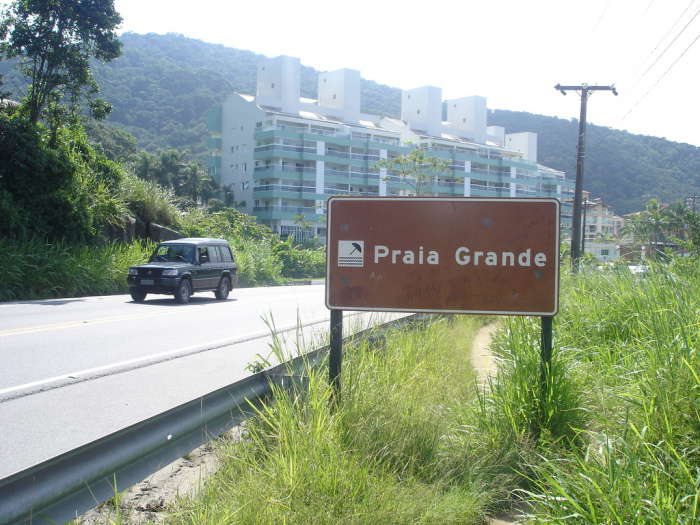 Rayo mata a mujer embarazada y a 3 hombres en playa de Brasil