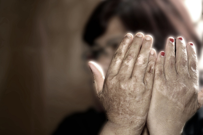 Detienen a mujer que cacheteó a su abuela por no agregarla en Facebook