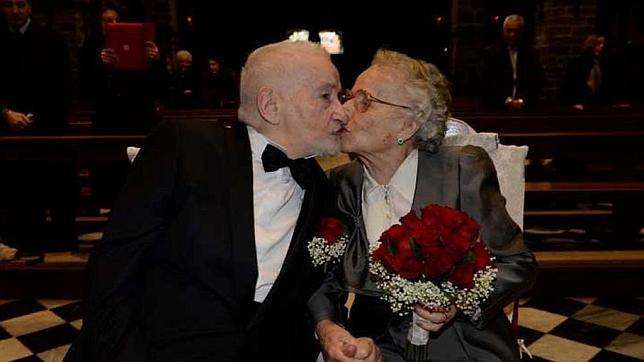 ¡Gracias Facebook!: Pareja se reencontró 70 años después y se casó