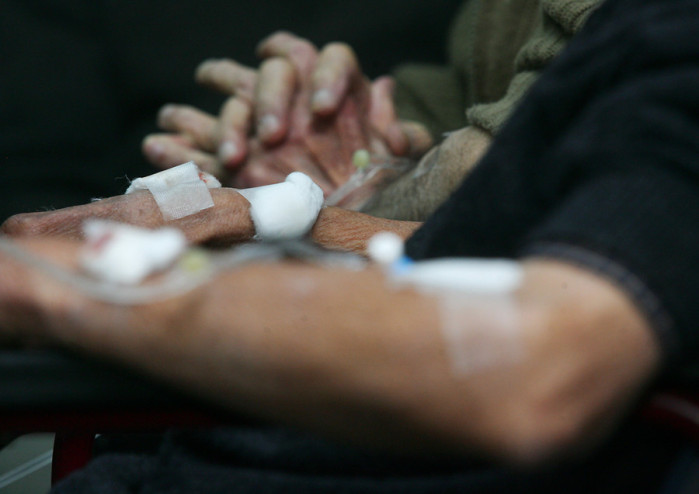 Detienen a choferes de ambulancia que dejaron a anciano convaleciente para ir de compras