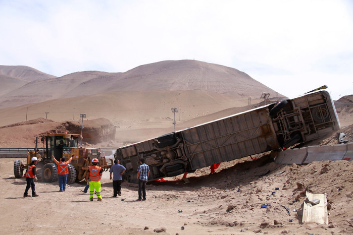 Al menos cuatro muertos deja volcamiento de bus boliviano en Arica