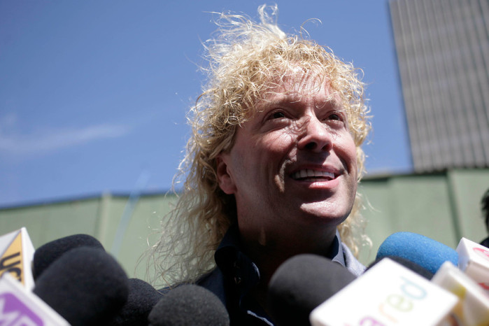 Leonardo farkas vuelve a Chile regalando 'lucas' a medio mundo