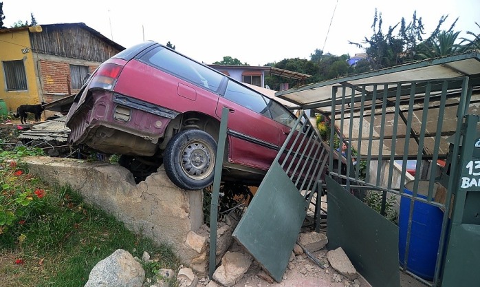 Hombre chocó su vehículo, arrancó y dejó a su madre herida en su interior