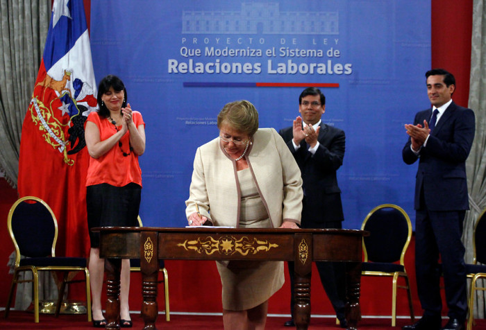 Bachelet firma proyecto de reforma laboral que genera diferencias con empresarios
