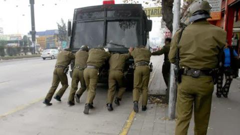 Los graciosos tuiteos de la cuenta que se burla de cajeros automáticos en comisarías