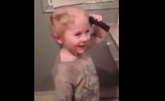 Tierno niño confundió peinarse con rasurarse la cabeza y se vuelve viral
