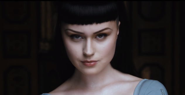 Sensual estrella del pop amputada revoluciona la Internet con nuevo video