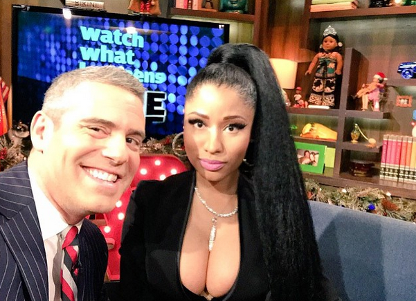 Irónico: Nicki Minaj mostró más de lo debido mientras hablaba sobre ese tema