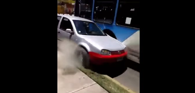 Conmoción por cruda pelea: Bus del Transantiago pasó por encima de un auto