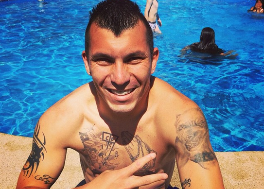 El rey de la tarima: Gary Medel sorprende con movido baile navideño